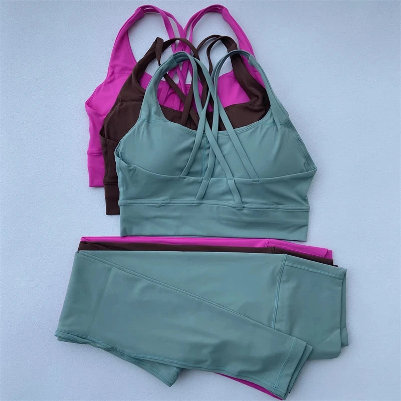 Monochrome Seamless Gym Set With Crossback Sports Bra And Leggings